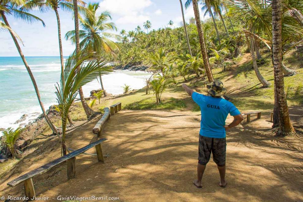 Imagem de um guia apontando a Praia de Havaizinho.